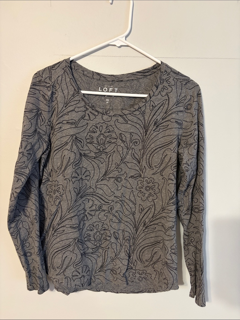 Ann Taylor LOFT Gray Floral-Print Long Sleeve Tee - Charcoal Outline. Med.